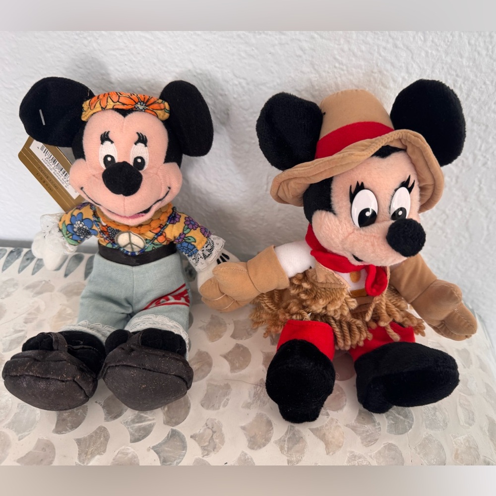 Walt Disney World FRONTIERLAND & Disney Store HIPPIE Minnie Mouse Mini Bean Bag